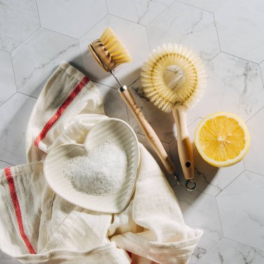 Doğal temizlik ürünleri limon ve bambu çanak fırçalar ile kabartma tozu. Çevre dostu. Sıfır atık kavramı. Plastik ücretsiz.