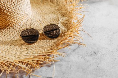 Güneş gözlüklü yazlık hasır şapka. Tatil konsepti