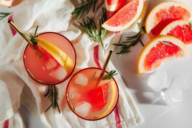 Greyfurt ve Rosemary kokteyli. Ferahlatıcı ve alkolsüz içecek bahar ya da yaz için mükemmel.  