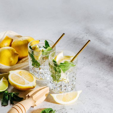 Limonata ya da naneli mojito kokteyli. Yaz içecekleri. 