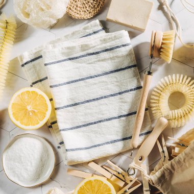 Doğal temizlik ürünleri limon ve bambu çanak fırçalar ile kabartma tozu. Çevre dostu. Sıfır atık kavramı. Plastik ücretsiz.