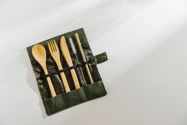 Eko Dostu bambu çatal bıçak seti. Sıfır atık, plastik ücretsiz kavramı.