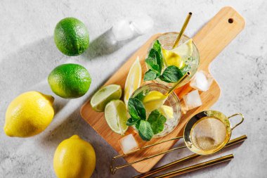 Ev yapımı limonata. Taze narenciye ve buzlu yaz içecekleri.. 