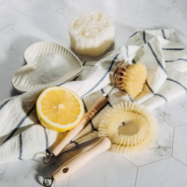 Çevre dostu doğal temizlik araçları ve ürünleri, bambu çanak fırçalar ve kabartma tozu ile limon. Sıfır atık kavramı. Plastik ücretsiz.