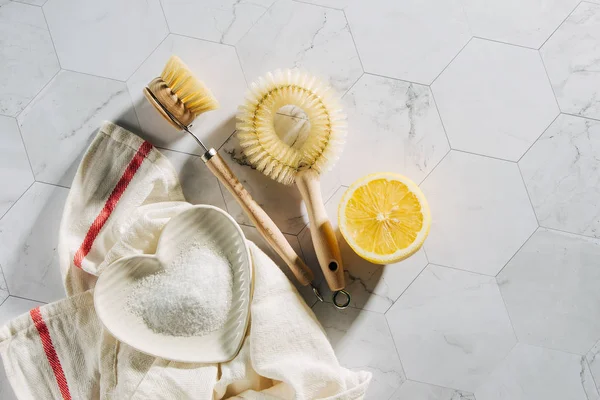 Doğal temizlik ürünleri limon ve bambu çanak fırçalar ile kabartma tozu. Çevre dostu. Sıfır atık kavramı. Plastik ücretsiz.