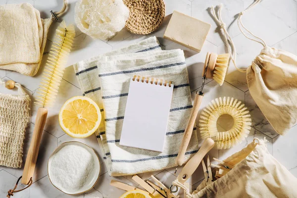 Productos Limpieza Natural Limón Cepillos Plato Bambú Con Cuaderno Respetuoso —  Fotos de Stock