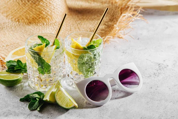 Bebidas Verano Con Cítricos Frescos Hielo —  Fotos de Stock