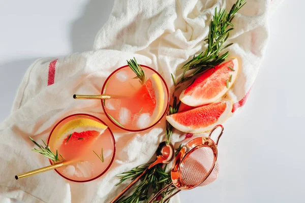 柚子和迷迭香鸡尾酒 春天或夏天的保暖和不含酒精的饮料很好 — 图库照片