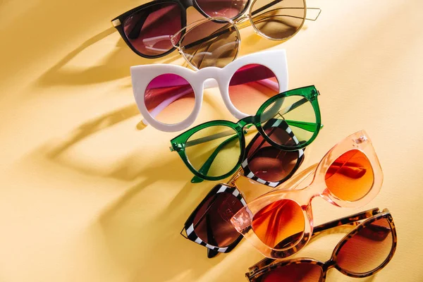 Stilvolle Sonnenbrille Mit Hellem Sonnenlicht Auf Gelbem Hintergrund Flache Lage — Stockfoto