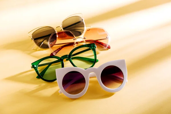 Stilvolle Sonnenbrille Mit Hellem Sonnenlicht Auf Gelbem Hintergrund Flache Lage — Stockfoto