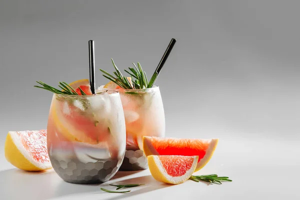 Koktajl Grejpfrutowy Rozmaryn Odświeżający Bezalkoholowy Napój Idealny Wiosnę Lub Lato — Zdjęcie stockowe