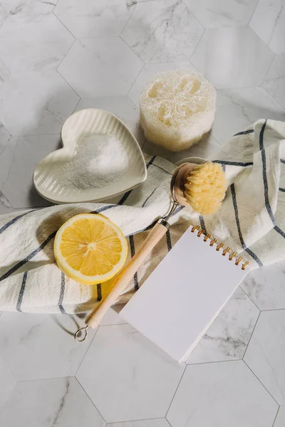 Doğal Temizlik Ürünleri Limon Dizüstü Bilgisayar Ile Bambu Çanak Fırçalar — Stok fotoğraf