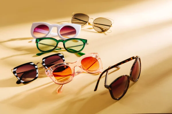 Set Elegantes Gafas Sol Con Luz Solar Brillante Sobre Fondo — Foto de Stock
