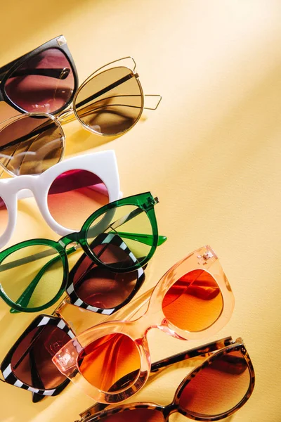Set Occhiali Sole Eleganti Con Luce Solare Brillante Sfondo Giallo — Foto Stock