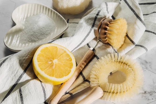 Naturliga Rengöringsprodukter Citron Och Bakpulver Med Bambu Skålen Brushs Miljövänlig — Stockfoto