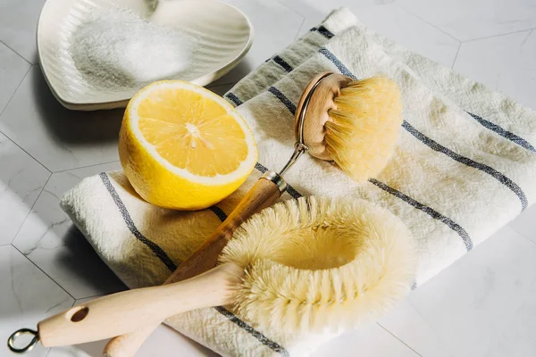 Produtos Limpeza Naturais Limão Bicarbonato Sódio Com Escovas Bambu Eco — Fotografia de Stock