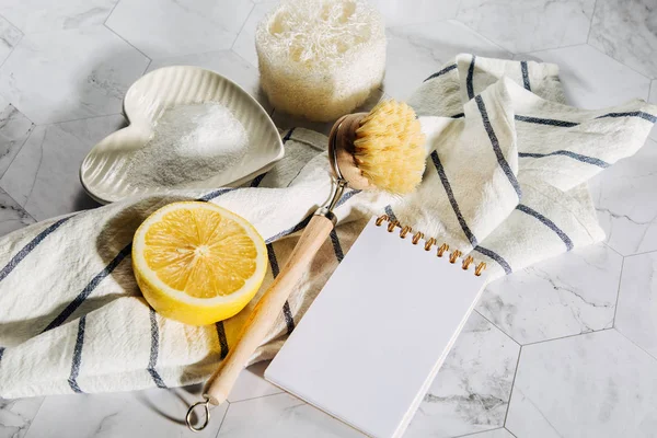 Produk Pembersih Alami Lemon Kuas Piring Bambu Dengan Notebook Eco — Stok Foto