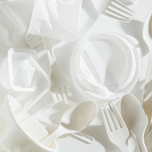 Plástico Blanco Solo Uso Sobre Fondo Blanco Primer Plano —  Fotos de Stock