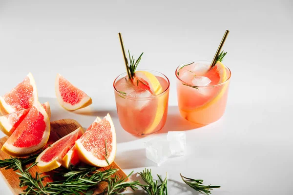 Two Glass Grapefruit Rosemary Cocktail Summer Drinks Fresh Citrus Ice — Stock Photo, Image