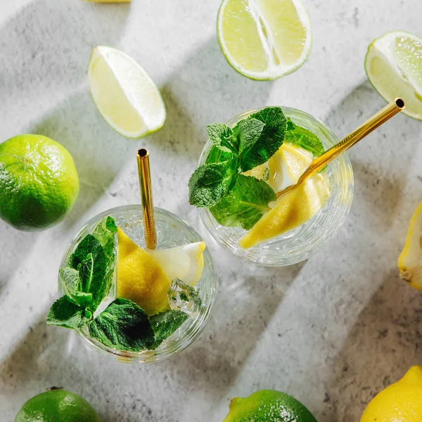 Dvě Sklenice Limonádou Nebo Mojito Koktejlem Letní Nápoje Čerstvým Citrusem — Stock fotografie