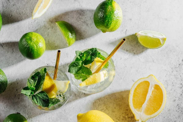 レモネードやモヒートのカクテルをレモンとミントでリフレッシュ 夏の飲み物 — ストック写真