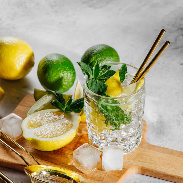 Osvěžující Limonáda Nebo Mojito Koktejl Citrónem Mátou Letní Nápoje — Stock fotografie