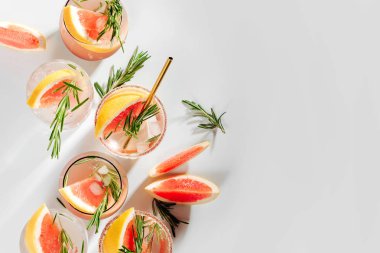 Greyfurt ve Rosemary kokteyli. Ferahlatıcı ve alkolsüz içecek bahar ya da yaz için mükemmel.  