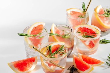 Greyfurt ve Rosemary kokteyli. Ferahlatıcı ve alkolsüz içecek bahar ya da yaz için mükemmel.  