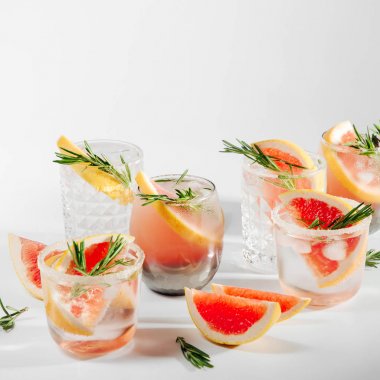 Greyfurt ve Rosemary kokteyli. Ferahlatıcı ve alkolsüz içecek bahar ya da yaz için mükemmel.  