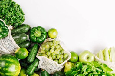 Organik sebzeler ve taze yeşil yeniden kullanılabilir çanta üretmek. Sürdürülebilir yaşam tarzı. Düz döşeme, üst görünüm  