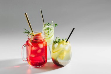 Taze narenciye, şifalı ot ve buzlu çeşitli yaz içecekleri..