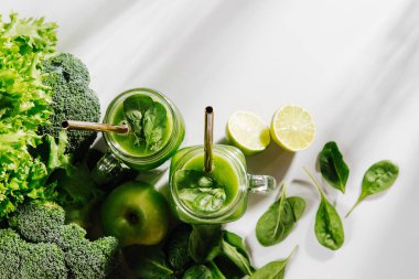 Yeşil smoothie ile sağlıklı bir kahvaltı. Detoks ve diyet konsepti. Vejetaryen yemeği..