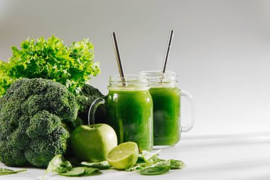 Yeşil smoothie ile sağlıklı bir kahvaltı. Detoks ve diyet konsepti. Vejetaryen yemeği..