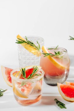 Greyfurt ve Rosemary kokteyli. Ferahlatıcı ve alkolsüz içecek bahar ya da yaz için mükemmel.  
