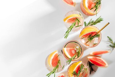 Greyfurt ve Rosemary kokteyli. Ferahlatıcı ve alkolsüz içecek bahar ya da yaz için mükemmel.  