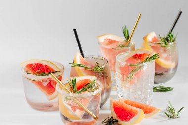 Greyfurt ve Rosemary kokteyli. Ferahlatıcı ve alkolsüz içecek bahar ya da yaz için mükemmel.  