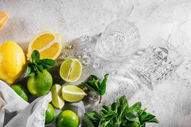 Kokteyl için malzemeler. Nane, limon, limon ve buz. Düz döşeme, üst görünüm