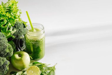 Beyaz arka plan üzerinde kavanozda ıspanak ve yeşil sebze ile sağlıklı bir içecek. Vejetaryen yemekleri. Detoks ve diyet konsepti. 