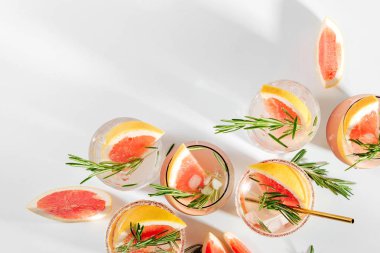 Greyfurt ve Rosemary kokteyli. Ferahlatıcı ve alkolsüz içecek bahar ya da yaz için mükemmel.  