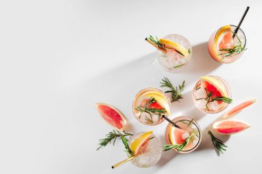 Greyfurt ve Rosemary kokteyli. Ferahlatıcı ve alkolsüz içecek bahar ya da yaz için mükemmel.  