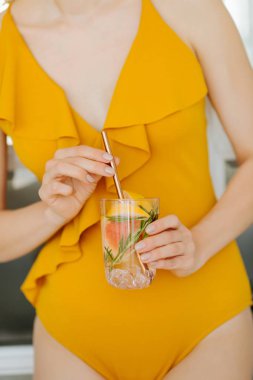 Kadın elleri kokteyl tutar. Yaz Tatili konsepti