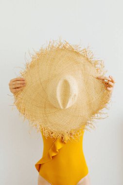 Dişi eller Summer hasır şapkatutar. Tatil konsepti