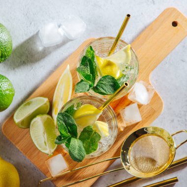 Ev yapımı limonata. Taze narenciye ve buzlu yaz içecekleri.. 