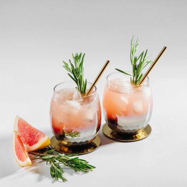 Greyfurt ve Rosemary kokteyli. Ferahlatıcı ve alkolsüz içecek bahar ya da yaz için mükemmel.  