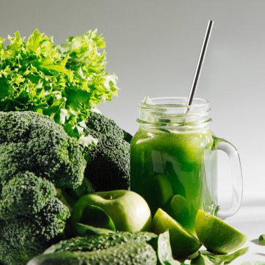 Beyaz arka plan üzerinde kavanozda ıspanak ve yeşil sebze ile sağlıklı bir içecek. Vejetaryen yemekleri. Detoks ve diyet konsepti. 