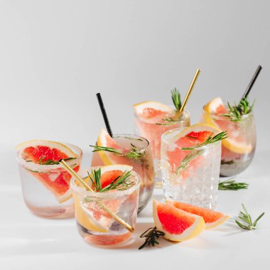 Greyfurt ve Rosemary kokteyli. Ferahlatıcı ve alkolsüz içecek bahar ya da yaz için mükemmel.  