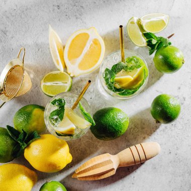 Kokteyl için malzemeler. Nane, limon, limon ve buz. Düz döşeme, üst görünüm