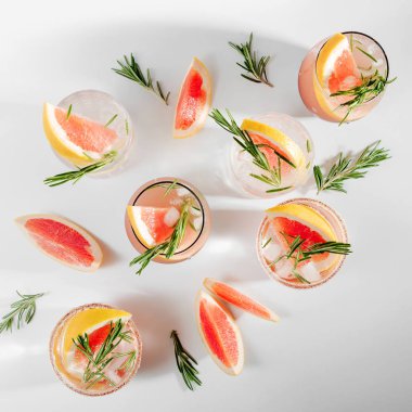 Greyfurt ve Rosemary kokteyli. Ferahlatıcı ve alkolsüz içecek bahar ya da yaz için mükemmel.  