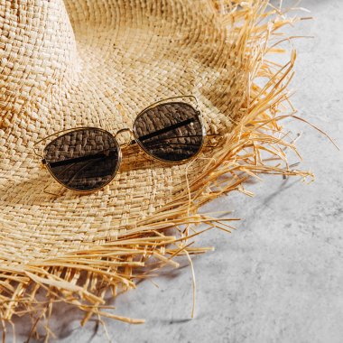 Güneş gözlüklü yazlık hasır şapka. Tatil konsepti