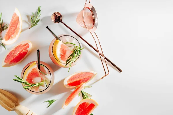 Zwei Gläser Mit Grapefruit Und Rosmarin Cocktail Sommergetränke Mit Frischen — Stockfoto